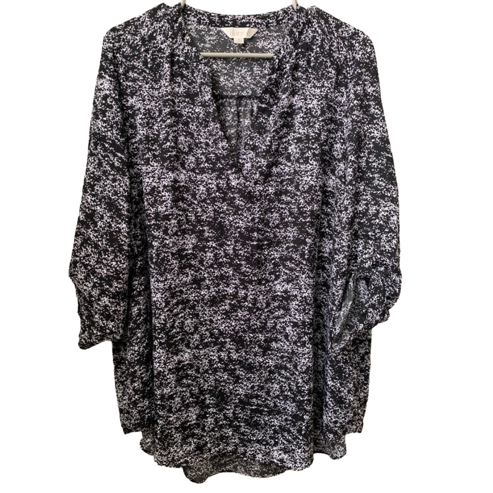 DECREE Women’s Black White Print Split V-Neck Long Roll Tab Sleeve Blouse